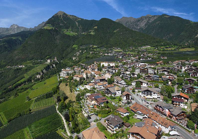 foto aereo Tirolo - foto dieter drescher meran - www.drescher.it - lavorazione fam. Covi - Haus Geier - Appartamenti con Tirolo, Monte Muta e Cigat